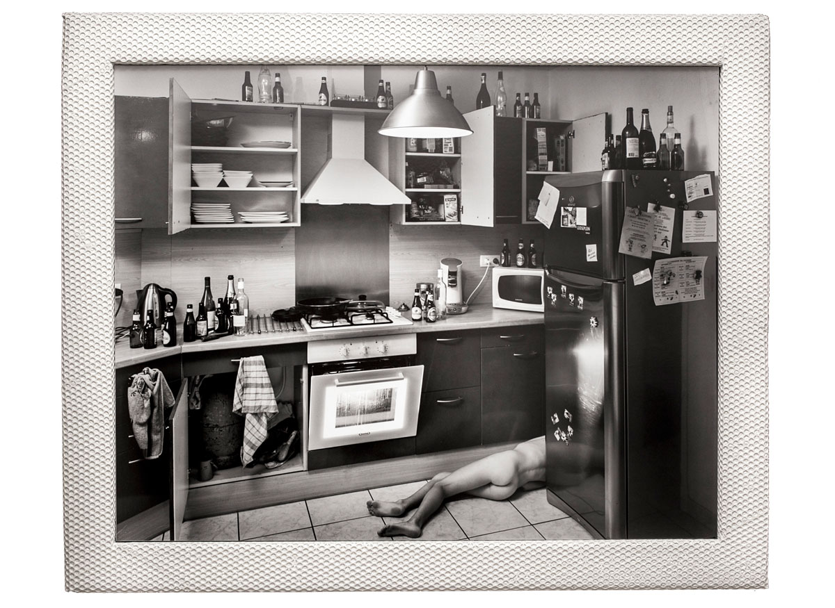 Enfant nu dans la cuisine moz artiste david vuillermoz